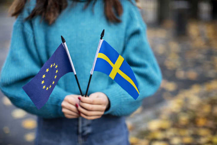 Foto på flicka med flaggor